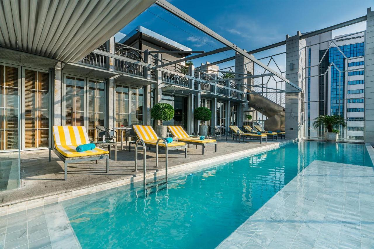 Akara Hotel Banguecoque Exterior foto The rooftop pool at the hotel